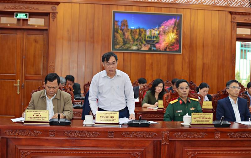 Đồng chí Võ Ngọc Hiệp - Ủy viên Ban Thường vụ Tỉnh ủy, Phó Chủ tịch UBND tỉnh báo cáo một số khó khăn trong các lĩnh vực phát triển kinh tế - xã hội.