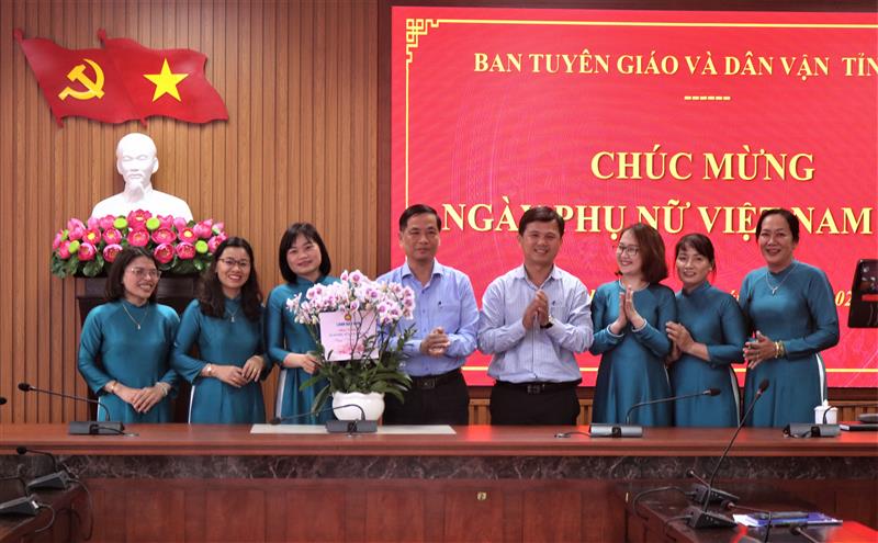 Lãnh đạo Ban tặng hoa chúc mừng cán bộ, công chức nữ Văn phòng.