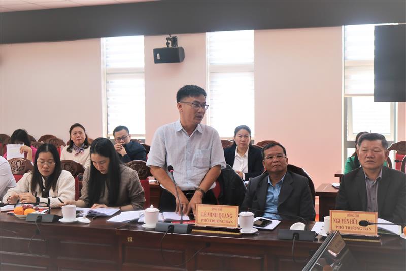 Trưởng Phòng Dân vận các cơ quan nhà nước, dân tộc và tôn giáo, Ban Tuyên giáo và Dân vận Tỉnh ủy Bùi Minh Phụng phát biểu ý kiến