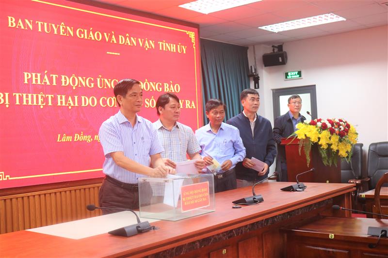 Đ/c Võ Thanh Bình, Ủy viên Ban Thường vụ, Trưởng Ban Tuyên giáo và Dân vận Tỉnh ủy ủng hộ đồng bào bị thiệt hại bởi cơn bão số 10