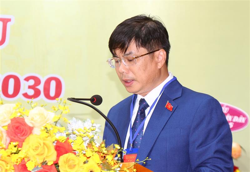 Chủ tịch UBND xã Bảo Lâm 5 Dương Hữu Chánh trình bày báo cáo chính trị tại Đại hội