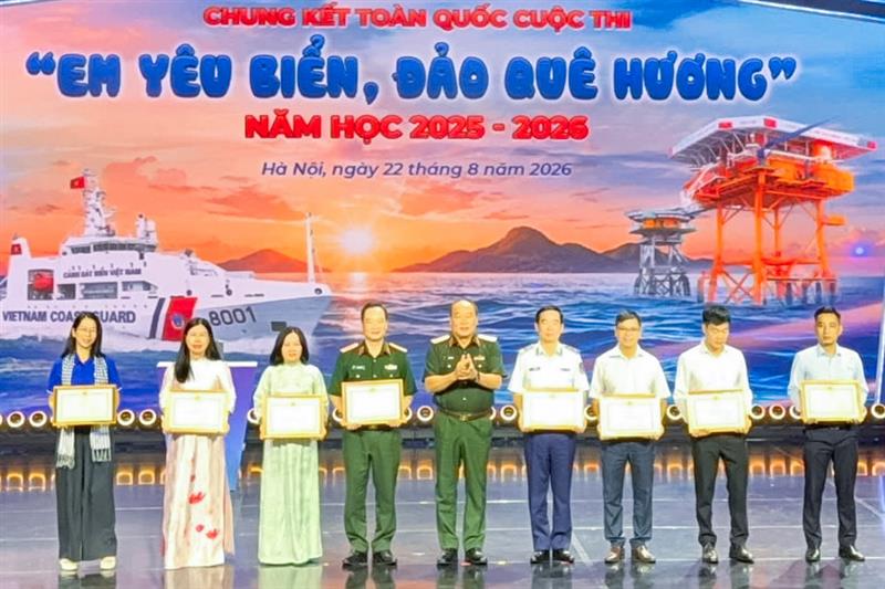 Khen thưởng các cá nhân Khen thưởng các cá nhân