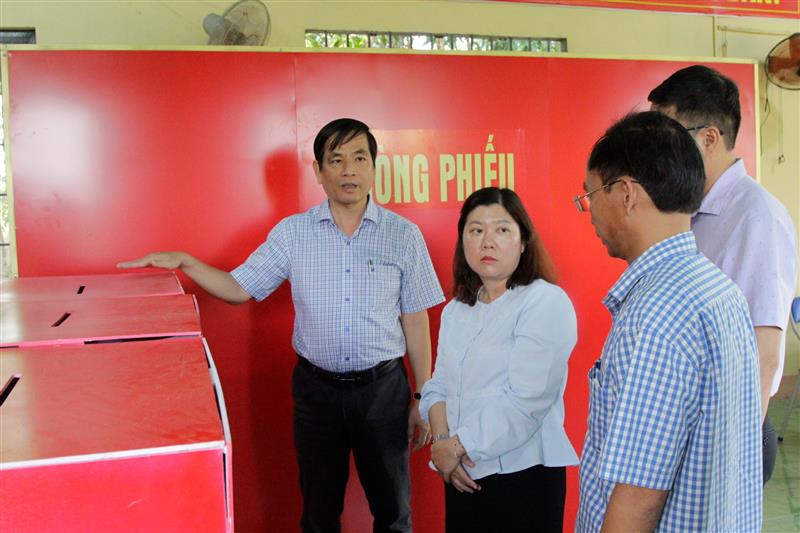 Đồng chí Võ Thanh Bình kiểm tra điểm bầu cử tại xã Sơn Mỹ