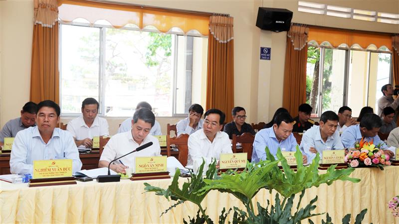 Các đồng chí Ban Thường vụ Huyện ủy, Thành ủy các địa phương dự buổi làm việc