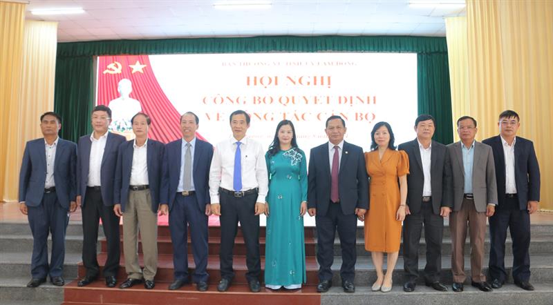 Các đồng chí lãnh đạo tỉnh chụp hình lưu niệm cùng lãnh đạo huyện Lạc Dương.