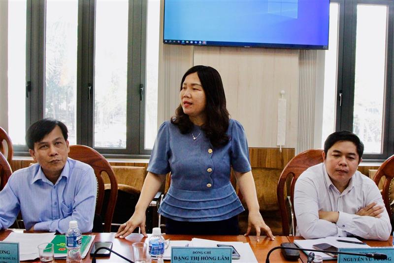 Chủ tịch UBND phường La Gi Đặng Thị Hồng Lâm báo cáo