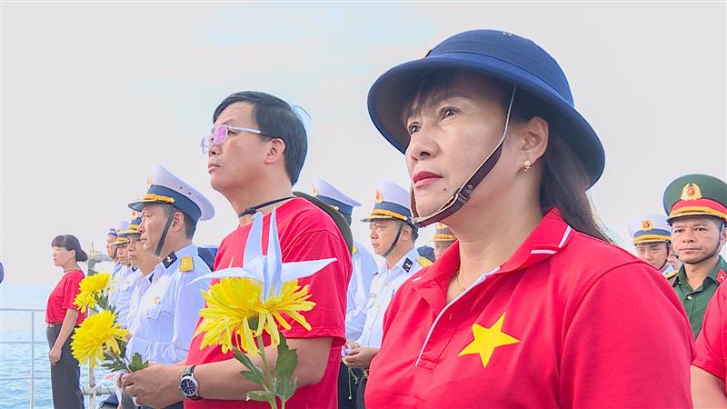 Các đại biểu tham dự Lễ tưởng niệm các anh hùng liệt sỹ hy sinh để bảo vệ chủ quyền biển đảo