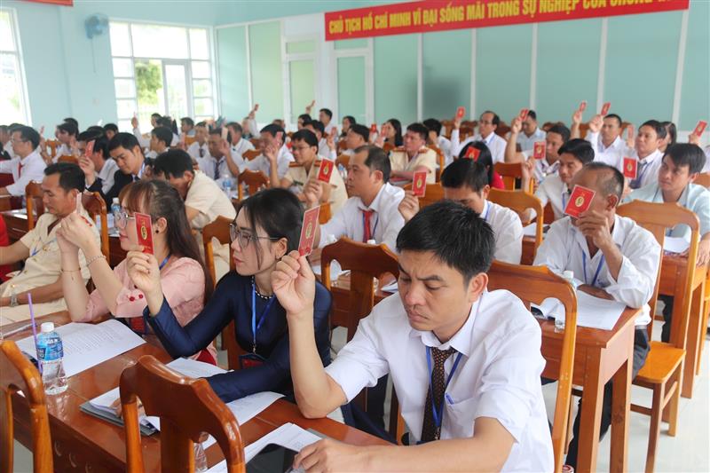 Đại biểu biểu quyết thống nhất các chỉ tiêu đề ra trong 5 năm tới