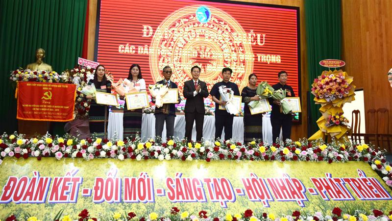 Đồng chí Trần Trung Hiếu - Bí thư Huyện ủy, trao tặng Bằng khen của UBND tỉnh.