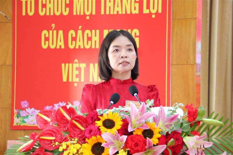 Đồng chí Phan Thị Cẩm, Phó Bí thư Thường trực Đảng ủy trình bày cáo cáo tại Đại hội