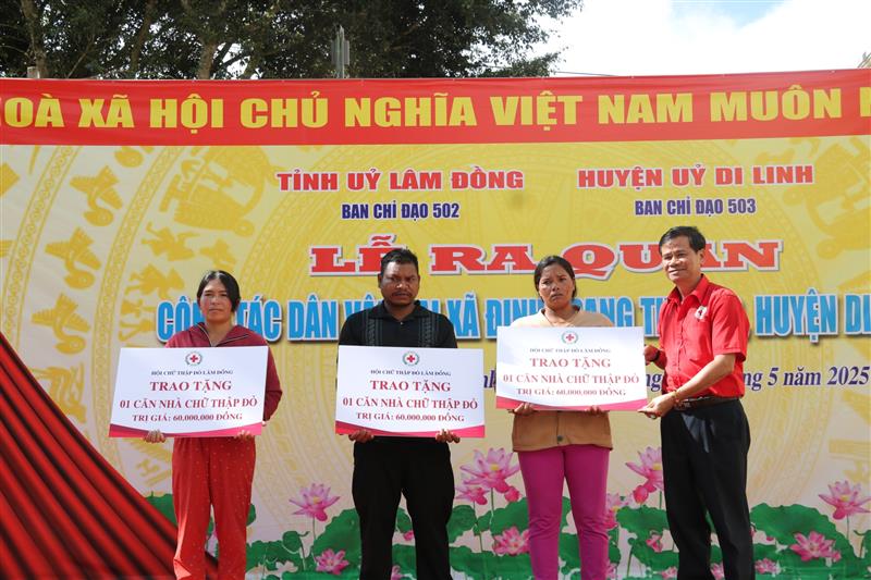 Hội Chữ thập đỏ tỉnh trao tiền hỗ trợ xây nhà Chữ thập đỏ