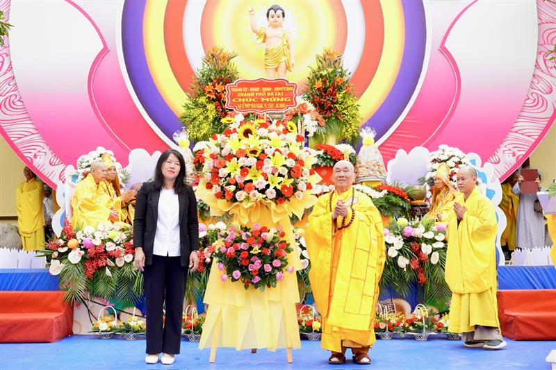Đại diện lãnh đạo TP Đà Lạt tặng hoa chúc mừng Đại lễ Phật đản