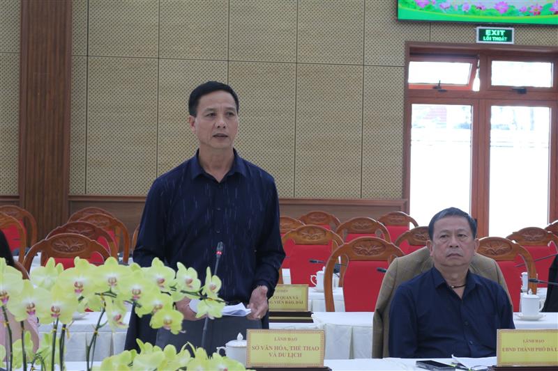 Đại diện lãnh đạo Sở Văn hóa - Thể thao và Du lịch thông tin về những sản phẩm du lịch mới phục vụ du khách trong dịp hè.