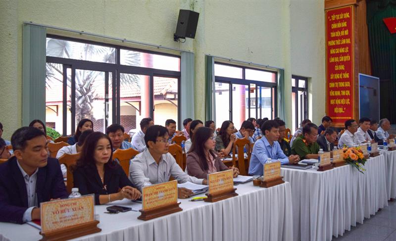 Các đại biểu tham dự buổi làm việc