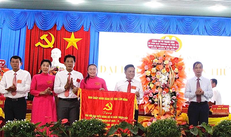 Đồng chí Võ Thanh Bình, Ủy viên Ban Thường vụ Tỉnh ủy, Trưởng Ban Tuyên giáo và Dân vận Tỉnh ủy tặng Đảng bộ xã Hàm Thuận Bắc bức trướng
