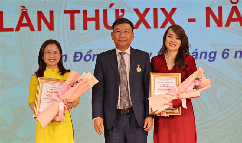 Trao giải nhì cho các tác giả loại hình báo in.