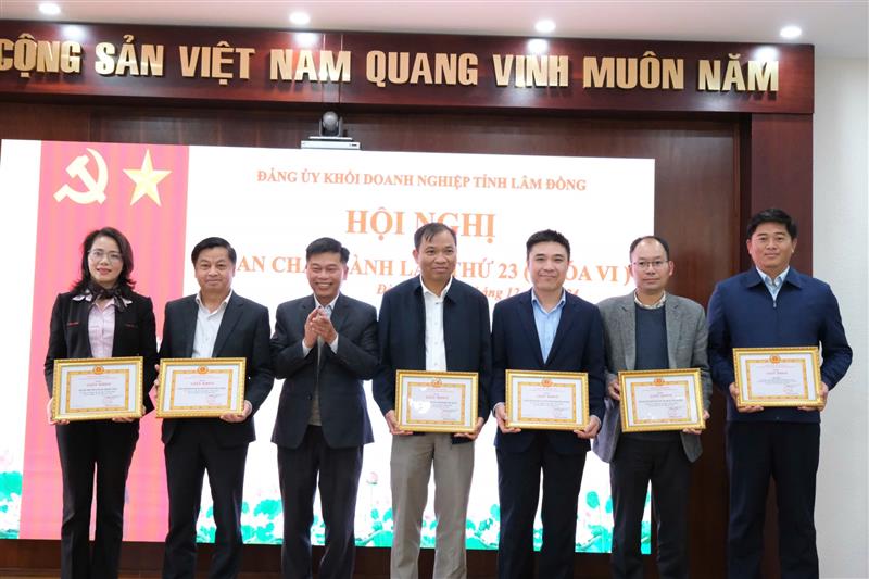 Trao Giấy khen cho các tổ chức cơ sở Đảng hoàn thành xuất sắc nhiệm vụ tiêu biểu năm 2024 và Chi bộ 1 thuộc Đảng ủy Ngân hàng Nhà nước Việt Nam chi nhánh Lâm Đồng hoàn thành xuất sắc nhiệm vụ tiêu biểu 5 năm liền, từ năm 2020 đến năm 2024