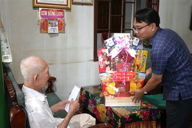 Đồng chí bày tỏ lòng tri ân sâu sắc đối với những hy sinh, đóng góp to lớn của các thế hệ cha anh trong sự nghiệp cách mạng.