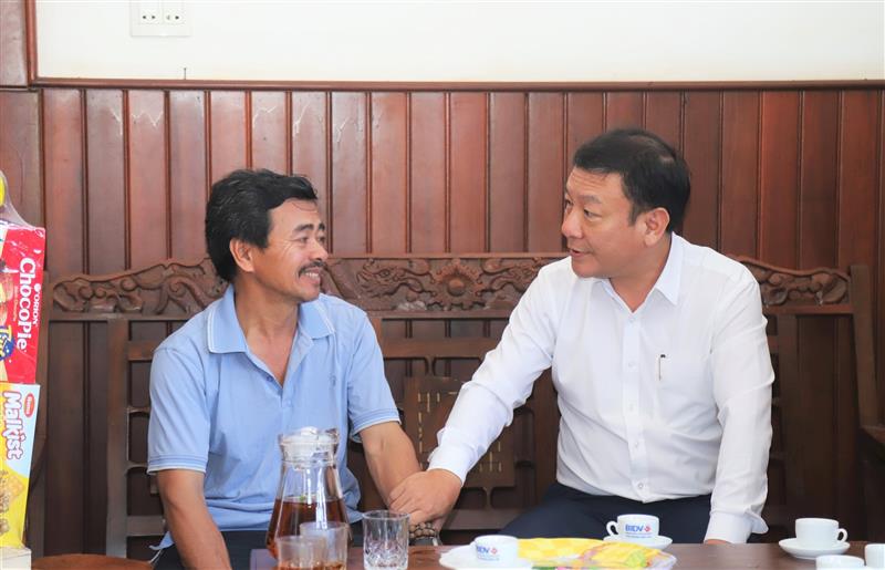 Đồng chí Bùi Thắng ân cần hỏi thăm, động viên con trai đang phụng dưỡng Mẹ Việt Nam Anh hùng Nguyễn Thị Lũy