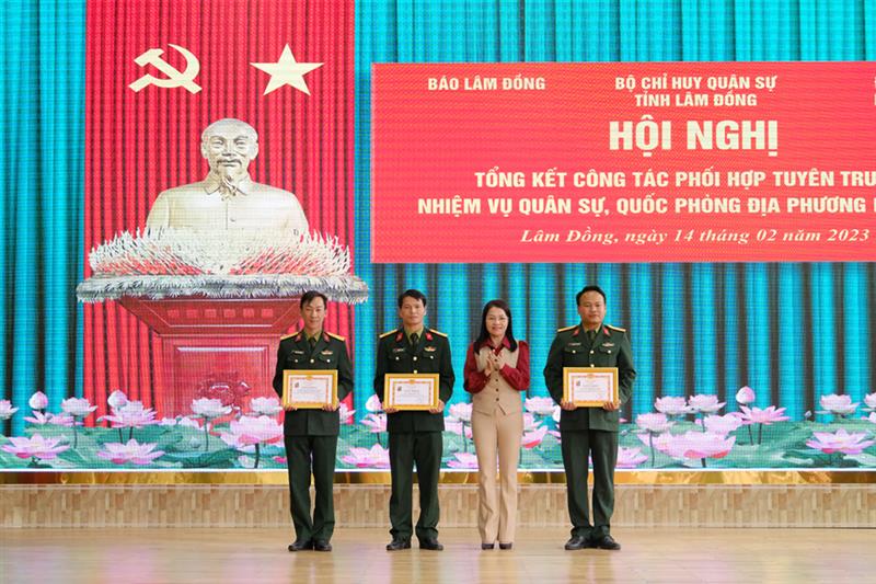 Các tập thể, cá nhân được nhận khen thưởng của Báo Lâm Đồng.