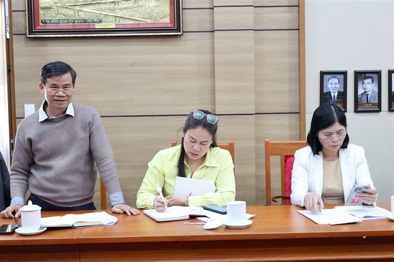 Đại diện Hội Chữ thập đỏ tỉnh trao đổi tại hội nghị