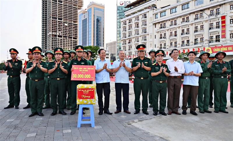 Thăm, tặng quà Lực lượng Pháo lễ (thuộc Lữ đoàn 96, Binh chủng Pháo binh)