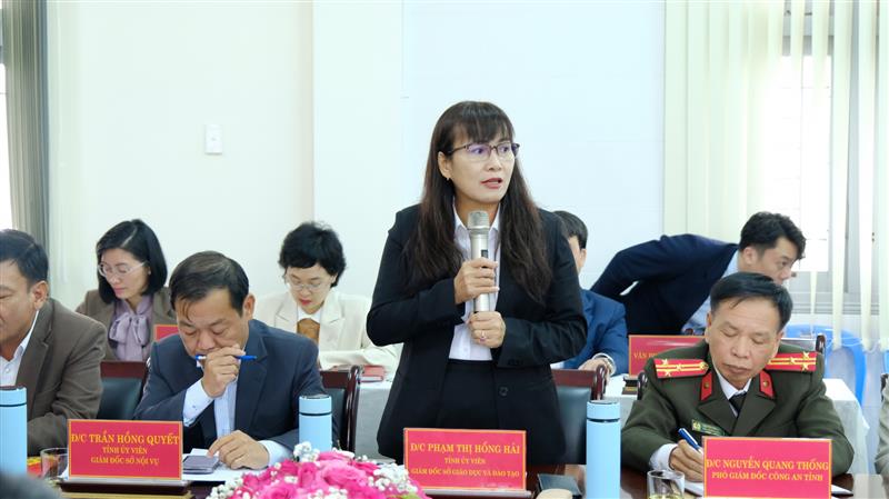 Giám đốc Sở Giáo dục và Đào tạo trả lời các vấn đề liên quan đến sự phối hợp trong giải quyết việc làm cho sinh viên ngành sư phạm.