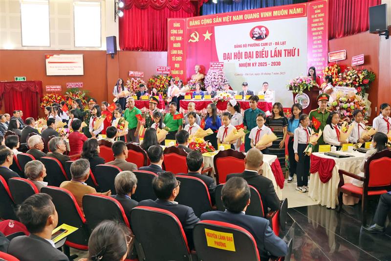 Đoàn đại biểu đại diện các tầng lớp Nhân dân Phường Cam Ly - Đà Lạt chúc mừng Đại hội