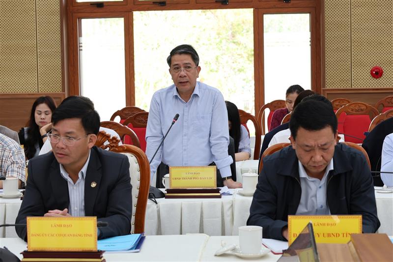 Đại biểu trao đổi tại hội nghị