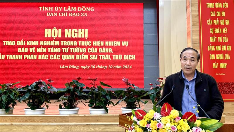 Đại diện Ban Chỉ đạo 35 huyện Lâm Hà tham luận về công tác lãnh đạo, chỉ đạo thực hiện nhiệm vụ bảo vệ nền tảng tư tưởng của Đảng, đấu tranh phản bác các quan điểm sai trái, thù địch liên quan đến vấn đề dân tộc thiểu số trên địa bàn huyện