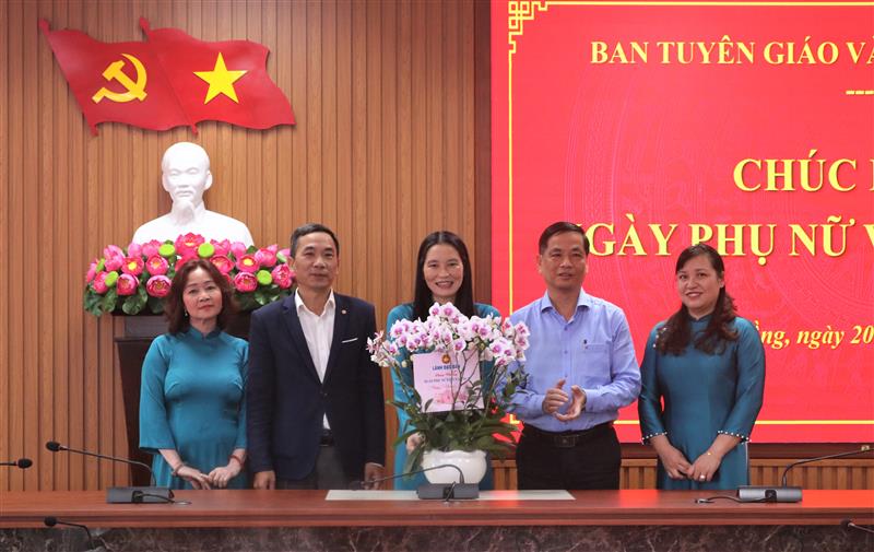 Lãnh đạo Ban tặng hoa chúc mừng cán bộ, công chức nữ Phòng Tuyên truyền, Báo chí – Xuất bản