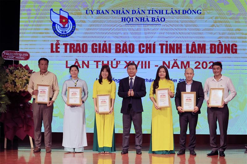 Trao giải Nhất báo chí tỉnh Lâm Đồng cho các nhà báo.