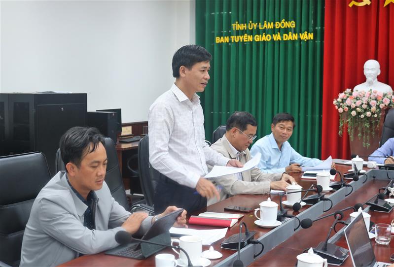 Đ/c Nguyễn Văn Hải, Phó Giám đốc Báo và Phát thanh, Truyền hình Lâm Đồng, thành viên Ban Tổ chức Hội thi phát biểu ý kiến