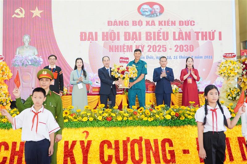 Với phương châm “Đoàn kết, dân chủ, kỷ cương, đổi mới, phát triển”, Đại hội Đảng bộ xã Kiến Đức lần thứ I có chủ đề: “Đoàn kết, đồng lòng, tạo không gian phát triển mới, quyết tâm xây dựng xã Kiến Đức mạnh về kinh tế - văn hóa, bảo đảm quốc phòng an ninh; vững vàng bước vào kỷ nguyên vươn mình của dân tộc”. (Trong ảnh: Đoàn đại biểu đại diện cho cán bộ, đảng viên, Nhân dân và thiếu nhi trên địa bàn xã Kiến Đức tặng hoa chúc mừng Đại hội)