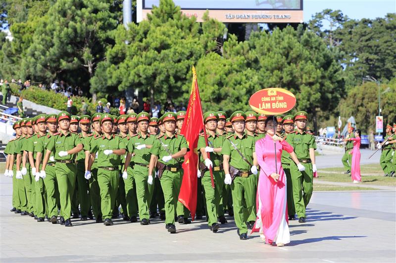 Đoàn Công an Lâm Đồng duyệt đội hình qua lễ đài