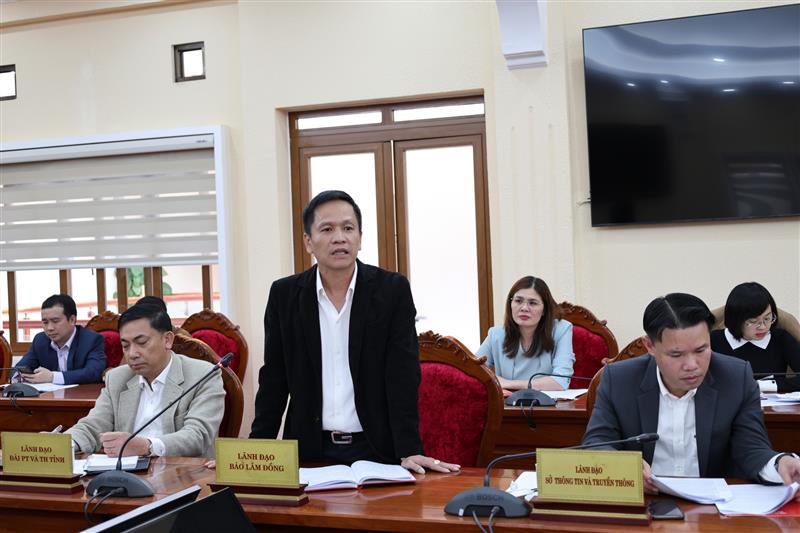 Nhà báo Nguyễn Hồng Hải - Phó Tổng Biên tập Báo Lâm Đồng trao đổi tại buổi làm việc