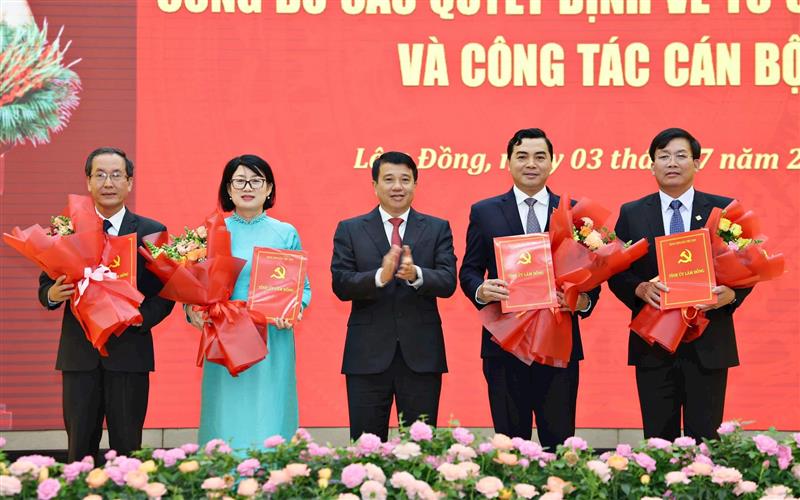 Trao quyết định thành lập Đảng bộ Các cơ quan Đảng tỉnh Lâm Đồng trực thuộc Đảng bộ tỉnh Lâm Đồng; quyết định chỉ định Ban Chấp hành, Ban Thường vụ, Bí thư và Phó Bí thư Đảng ủy Các cơ quan Đảng tỉnh nhiệm kỳ 2020 - 2025; đồng chí Nguyễn Hoài Anh - Ủy viên dự khuyết Ban Chấp hành Trung ương Đảng, Phó Bí thư Thường trực Tỉnh ủy giữ chức vụ Bí thư Đảng uỷ Các cơ quan Đảng tỉnh