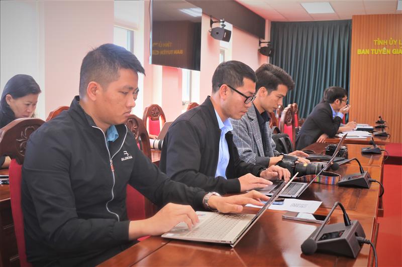 Các nhà báo Trung ương và địa phương tác nghiệp tại buổi họp báo.