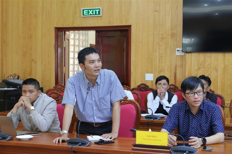 Các nhà báo đặt câu hỏi tại hội nghị.