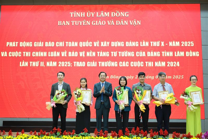Đồng chí Tôn Thiện Đồng - Trưởng Ban Tuyên giáo và Dân vận Tỉnh ủy trao giấy chứng nhận cho các cá nhân đạt giải Nhì và Ba Cuộc thi trực tuyến tìm hiểu biển, đảo Việt Nam; chuẩn mực đạo đức cách mạng của cán bộ, đảng viên trong giai đoạn mới