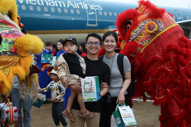 Niềm vui của hành khách khi đặt chân đến xứ sở ngàn hoa
