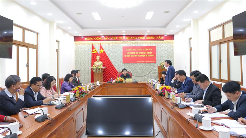 Quang cảnh buổi làm việc.