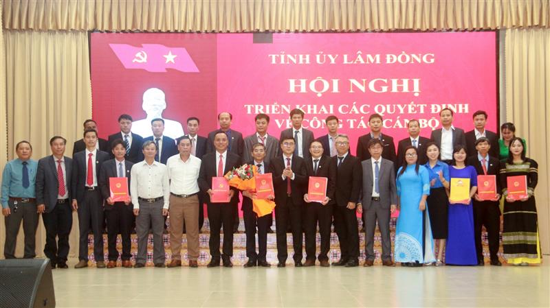 Đồng chí Nguyễn Khắc Bình - Uỷ viên Ban Thường vụ, Chủ nhiệm Ủy ban Kiểm tra Tỉnh uỷ trao quyết định về công tác cán bộ đối với xã Đam Rông 1