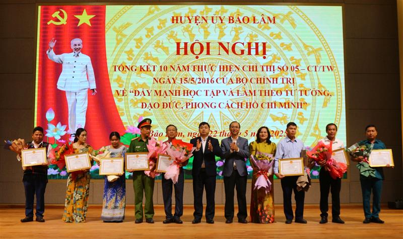 Trao giấy khen cho các tập thể