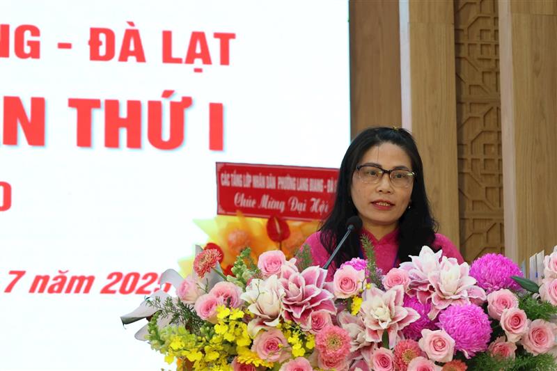 Đồng chí Nguyễn Thị Cẩm Giang, Phó Bí thư Thường trực Đảng ủy phường Lang Biang - Đà Lạt trình bày tóm tắt Báo cáo Chính trị trình Đại hội