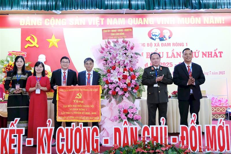 Tỉnh ủy, HĐND, UBND tỉnh tặng hoa chúc mừng đại hội