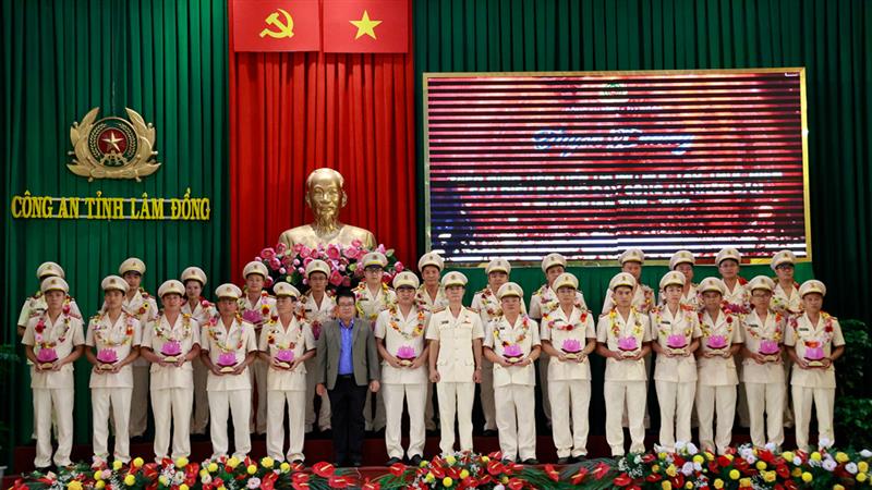 Lãnh đạo tỉnh, Công an tỉnh trao tặng biểu trưng, tuyên dương các cá nhân đạt thành tích xuất sắc.