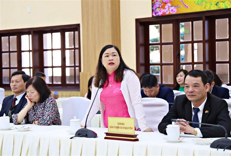 Đồng chí Nguyễn Thị Phương Thảo - Phó Bí thư Thường trực Đảng uỷ Khối Các cơ quan tỉnh phát biểu 