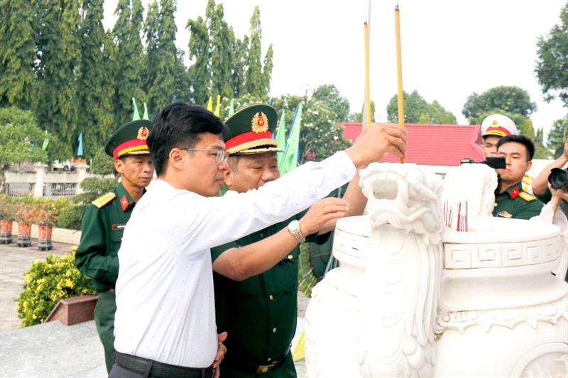 Đồng chí Đinh Văn Tuấn, Tỉnh ủy viên, Phó Chủ tịch UBND tỉnh, Trưởng Ban Chỉ đạo 515 tỉnh Lâm Đồng dâng hương tưởng nhớ các Anh hùng liệt sĩ tại Nghĩa trang liệt sĩ Đức Linh (xã Đức Linh)