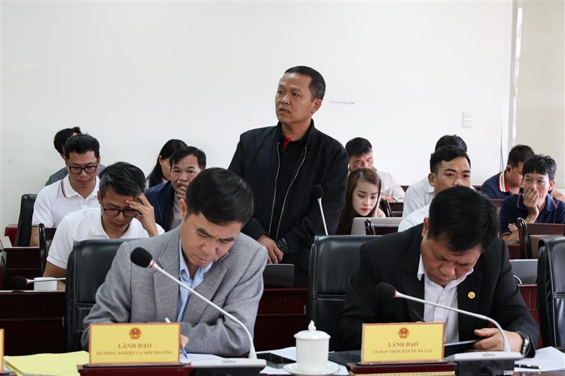 Các nhà báo đặt câu hỏi tại Hội nghị